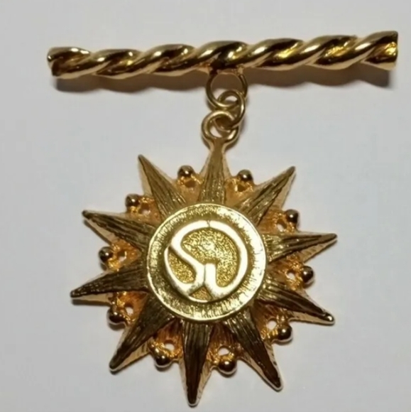 Vintage St John Beautiful Gold Toned Signature Star Medal Brooch / Pin - Picture 1 of 6